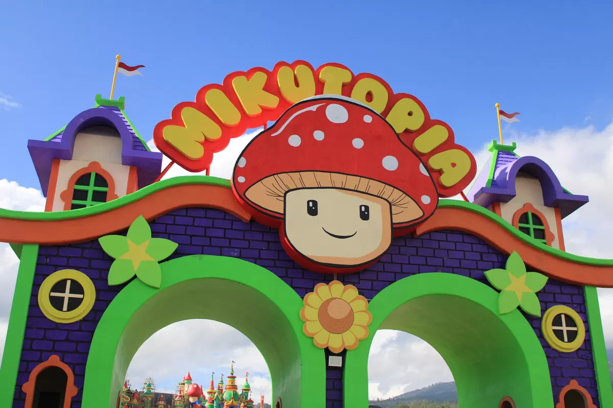 ⚠️ VIRAL! VIRAL! VIRAL! ⚠️  MIKUTOPIA Kota Batu BUKA GRATIS 7 HARI!  Tanggal 14-20 Maret, tiket masuk GRATIS!  Main 20 wahana cuma Rp50.000 (dari normal Rp300.000)!  Ada Bianglala 40m, Roller Coaster, spot foto dunia jamur aesthetic banget! ?✨  Buruan ajak temen-temen, jangan sampe nyesel!  Save tanggalnya sekarang!