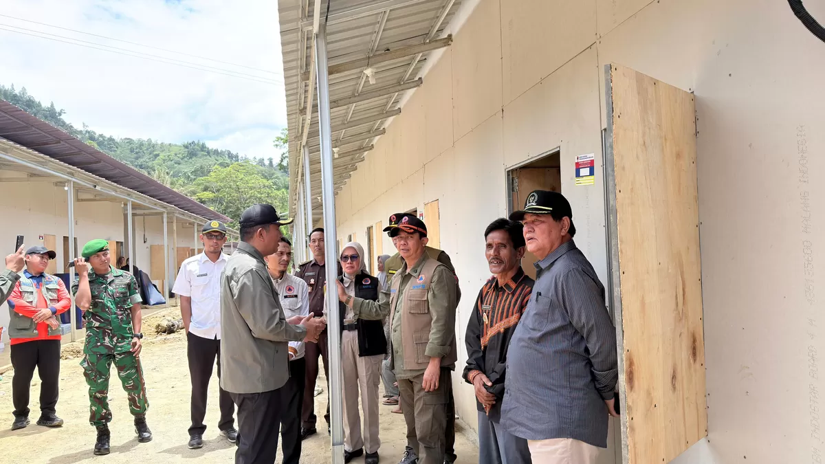 Kepala Badan Nasional Penanggulangan Bencana (BNPB) Letjen TNI Dr. Suharyanto menyapa warga hunian sementara (huntara) Agusen di Kecamatan Blangkejeren, Kabupaten Gayo Lues, Aceh, Rabu (11/3/2026). Ia menargetkan tidak ada lagi warga yang tinggal di tenda menjelang Lebaran .