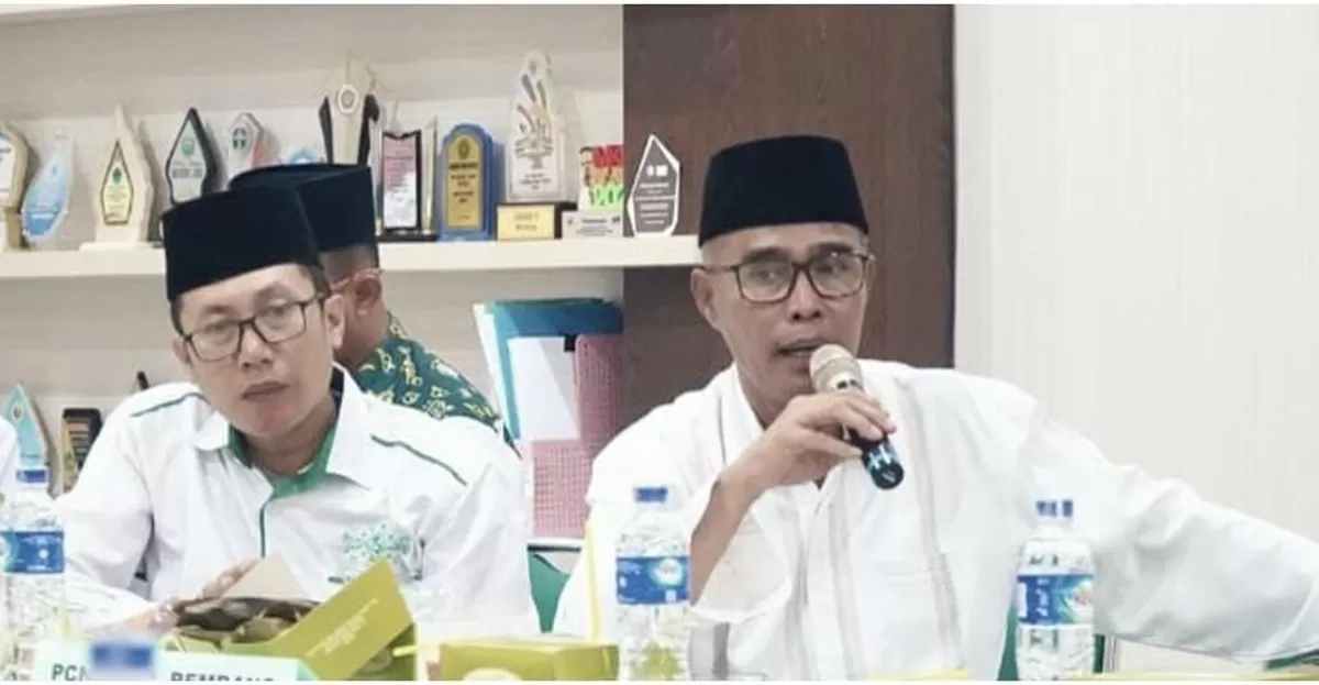Ketua PCNU Rembang, Muhtar Nuha, menyampaikan pernyataan terkait penahanan Gus Yaqut oleh KPK, Jumat (13/3/2026). Ia mengaku sedih dan marah atas kriminalisasi terhadap kebijakan kemanusiaan .