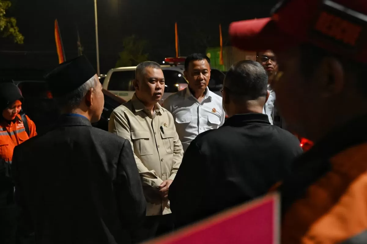 Menteri Perhubungan Dudy Purwagandhi saat meninjau jalur Pantura di Jawa Barat dan menghentikan truk sumbu tiga yang masih beroperasi di masa larangan mudik, Minggu dini hari (15/3/2026). Ia memberikan edukasi langsung kepada pengemudi tentang aturan SKB.
