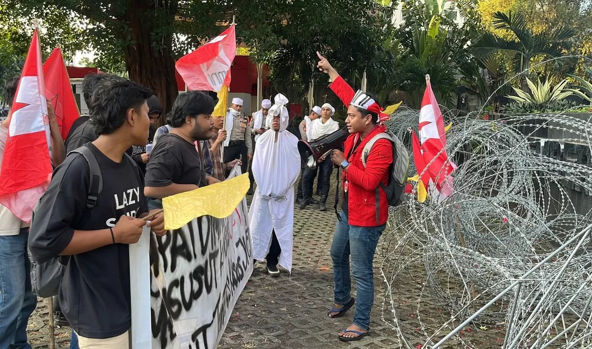 ? BREAKING NEWS ?    DPC GMNI Jakarta Timur hari ini (16/3) menggelar aksi di Gedung KPK! Mereka mendesak agar kasus korupsi JICT yang merugikan negara Rp4,08 triliun segera diusut tuntas.    