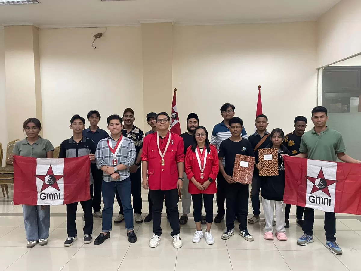 Ketua DPC GMNI Jakarta Timur, Jansen Henry Kurniawan Dan kawan-kawannya, membacakan lima poin sikap terkait kasus kekerasan terhadap aktivis  ? SIKAP TEGAS GMNI JAKARTA TIMUR: TOLAK KRIMINALISASI AKTIVIS!    Menyusul dua peristiwa kekerasan yang menimpa aktivis, DPC GMNI Jakarta Timur angkat suara. Berangkat dari ajaran Bung Karno, mereka menegaskan sikap non-koperasi terhadap praktik kriminalisasi, teror, dan kekerasan.    