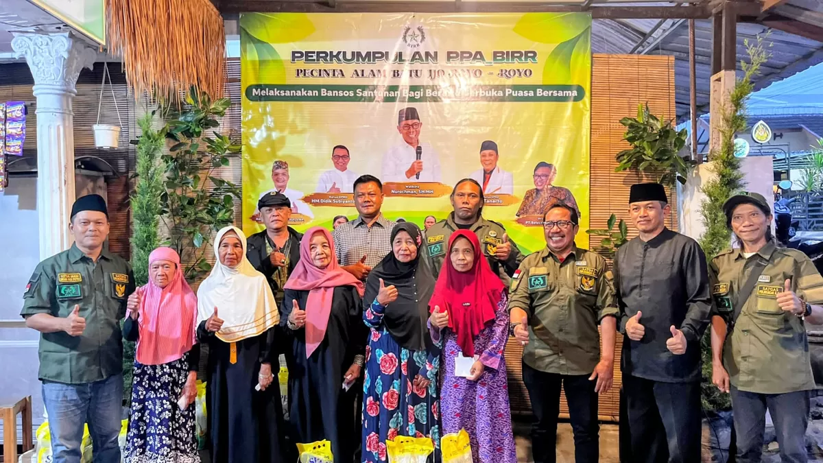 Suasana haru mewarnai pembagian bansos di Basecamp PPA BIRR, Jalan Diran 20, Batu, saat Ketua PPA BIRR Erfan Hape menyerahkan santunan kepada warga lansia, Rabu (18/3/2026).