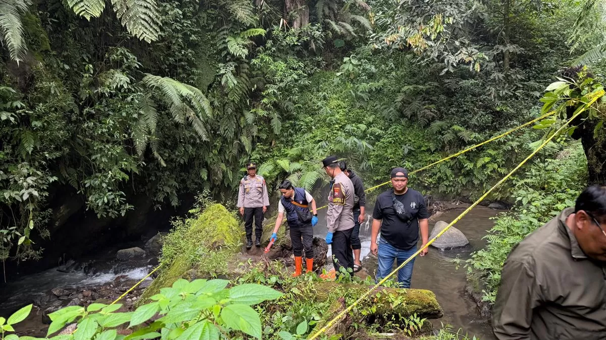 Tragedi bawah Jembatan Cangar. Seorang pemuda asal Mojokerto ditemukan tewas, diduga terjun dari ketinggian. Saksi sempat menegur dua jam sebelum kejadian. Baca kisah selengkapnya di Jatimwarta.com.