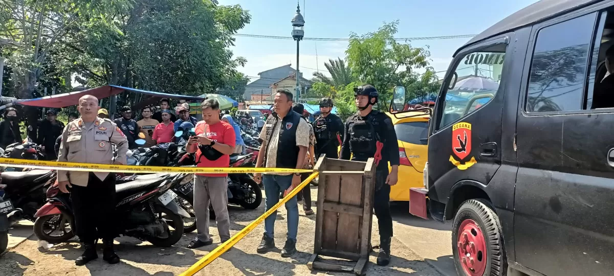  Bukan Bom, Bukan Horor, Tapi Sebuah Pesan yang Membuat Warga Pasar Kemis Berdebar  Jumat pagi, suasana perumahan Villa Tangerang Elok mendadak tegang. Sebuah kotak styrofoam berlakban kuning tergeletak di pinggir jalan. Di atasnya tertulis kalimat yang membuat bulu kuduk merinding:  