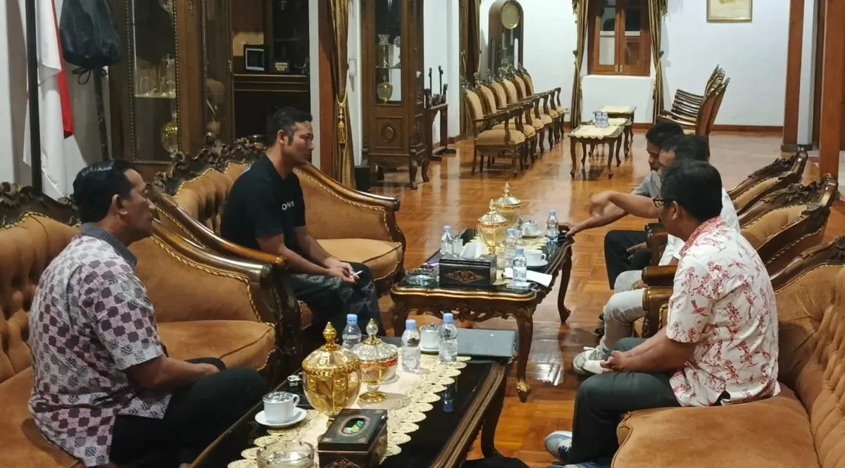 ? Boyolali Menyambut Insan Pers Indonesia: HKPS & Munas SWI 2026  Halo Sahabat Siaptv! Kabar gembira datang dari Boyolali, Jawa Tengah. Kota yang terkenal dengan susu segar dan udara sejuk ini akan menjadi tuan rumah rangkaian Hari Kebebasan Pers Sedunia (HKPS) dan Musyawarah Nasional (Munas) Sekber Wartawan Indonesia (SWI) 2026 pada 18-21 Mei mendatang.  Bupati Boyolali, Agus Irawan, menyatakan dukungan penuh. Dalam audiensi di Rumah Dinas, Senin (6/4/2026), beliau berkata:  