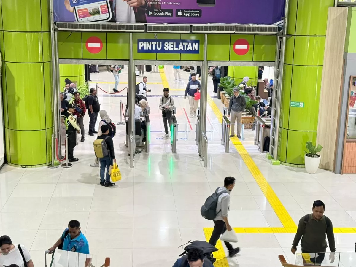 Grafik batang yang menunjukkan penjualan tiket kereta api per hari selama long weekend Kenaikan Yesus Kristus 2026.