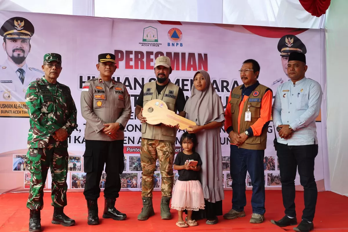 Bupati Aceh Timur Iskandar Usman Al-Farlaky, S.H.I, M.Si meresmikan secara simbolis pembangunan hunian sementara (huntara) yang digagas Badan Nasional Penanggulangan Bencana (BNPB) di Gampong Pante Rambong, Kecamatan Pante Bidari, Jumat (16/1/2026).