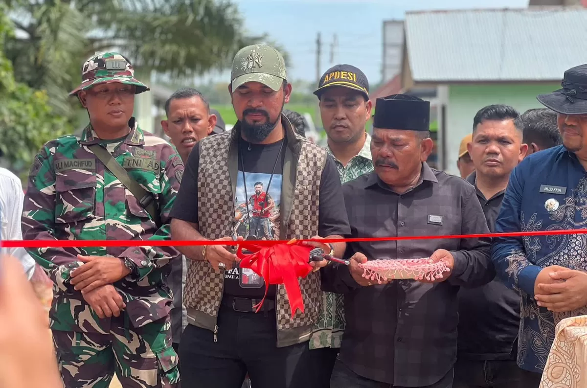 Bupati Aceh Timur Iskandar Usman Al-Farlaky, S.H.I., M.Si meresmikan jembatan Bailey di Gampong Baroh Bugeng, Kecamatan Nurussalam, Kamis (15/1/2026).
