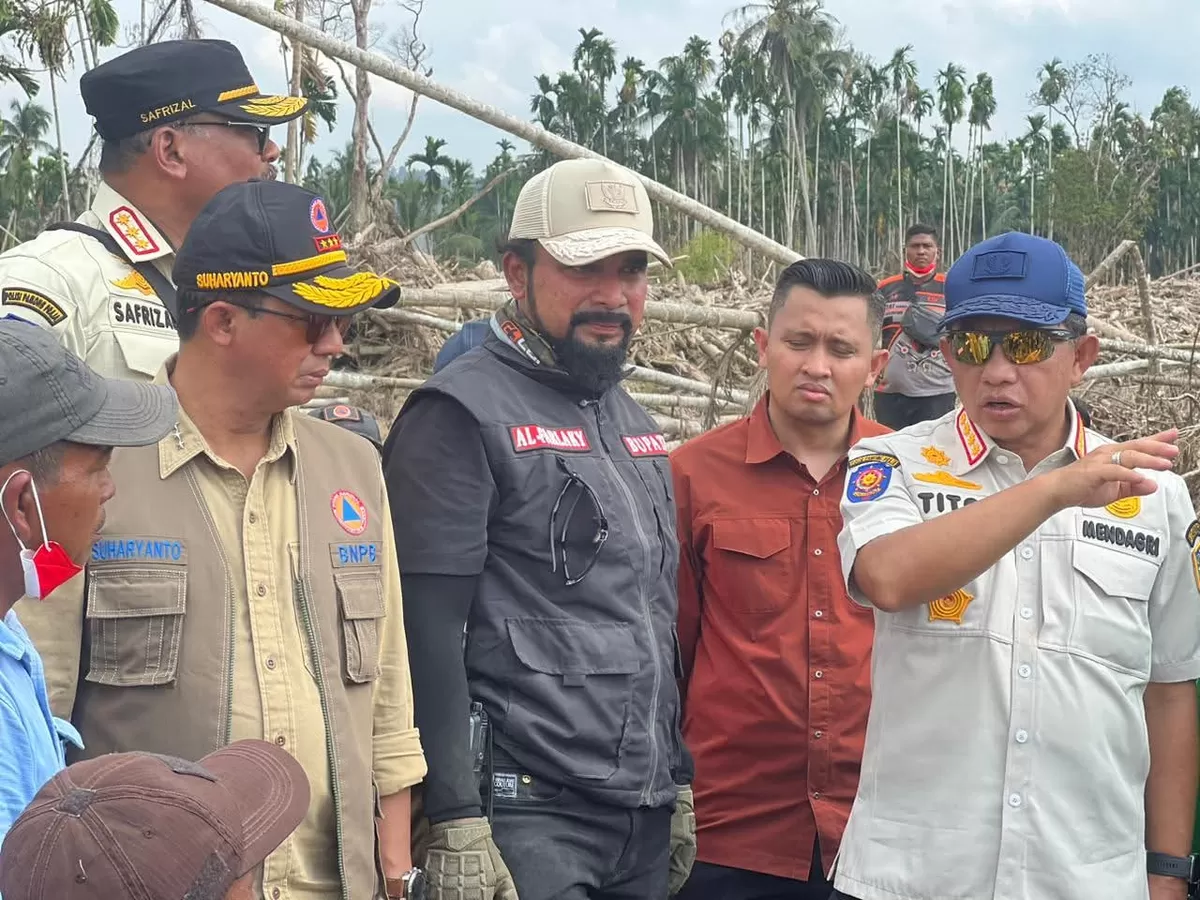 Bupati Aceh Timur, Iskandar Usman Al-Farlaky, S.H.I., M.Si menyambut kedatangan Menteri Dalam Negeri (Mendagri) Jendral Pol Purn Muhammad Tito Karnavian M.A., Ph.D bersama kepala BNPB Letjen TNI Dr. Suharyanto S.Sos., M.M, S.Sos., M.M. di Gampong Sahraja, Kecamatan Pante Bidari, Aceh Timur, Kamis (22/1/2026).
