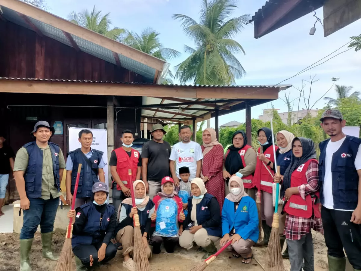 PMI Aceh Timur Bersihkan Balai Pengajian dan Salurkan Bantuan Tandon Air dan Tas Sekolah 
