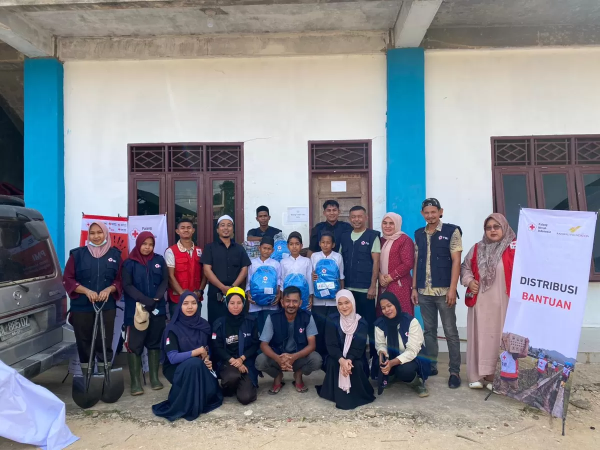 Palang Merah Indonesia (PMI) Kabupaten Aceh Timur, kembali melakukan pembersihan sejumlah fasilitas umum dalam Kecamatan Peureulak Barat, Selasa (20/1/2026).