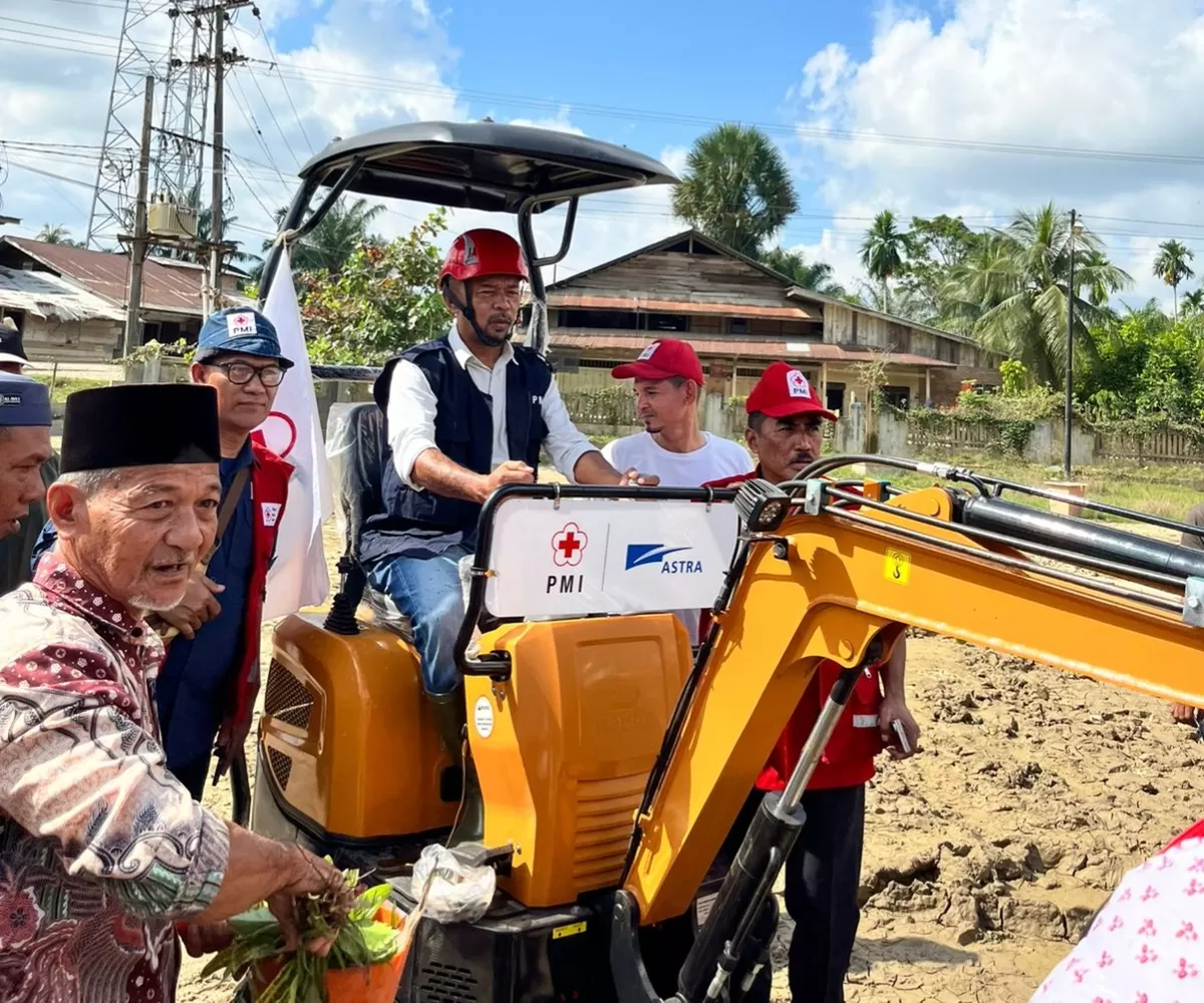 Ketua PMI Aceh Timur, Fattah Fikri, melakukan uji coba eksavator mini saat Peusijuk di kantor PMI setempat, di Desa Alue Bu, Kecamatan Peureulak Barat, Aceh Timur, Rabu (14/1/2026). FOTO DOK PMI ACEH TIMUR 