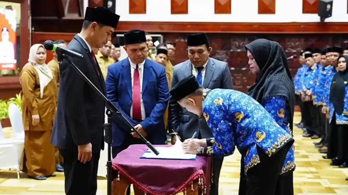 Sekretaris Daerah (Sekda Aceh) Muhammad Nasir SIP, MPA, atas nama Gubernur Aceh, Muzakir Manaf, melantik 201 kepala SMA, SMK, dan SLB se-Aceh yang berasasl dari 23 kabupaten/kota.