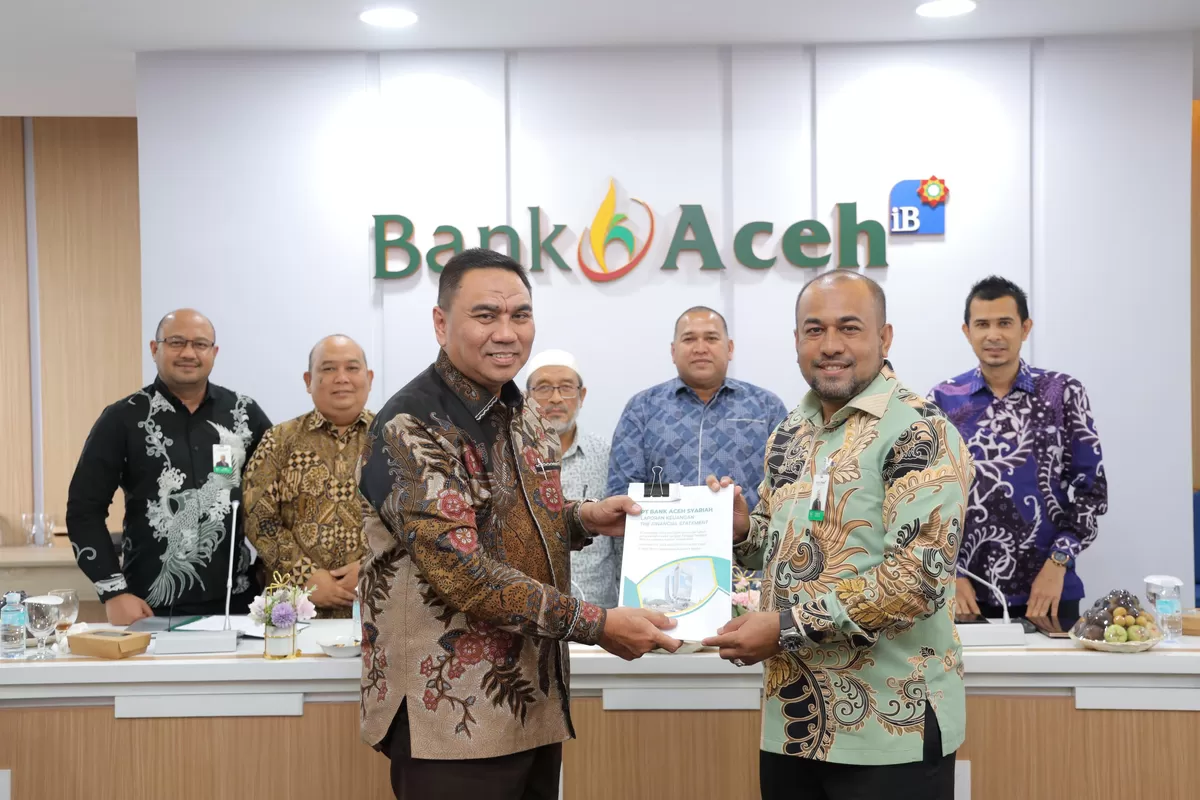 Fadhil Ilyas Direktur Utama Bank Aceh saat menerima  opini Wajar Tanpa Pengecualian (WTP) atas audit laporan keuangan tahun buku 2025.