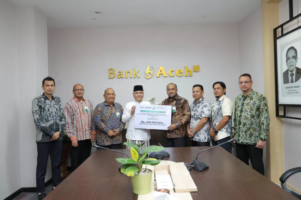 Sebagai bentuk komitmen nyata dalam mengimplementasikan nilai-nilai syariah dan tanggung jawab sosial, PT Bank Aceh Syariah (BAS) melalui Unit Pengumpul Zakat (UPZ) secara resmi menyerahkan zakat karyawan tahun 2026 M/1447 H. Acara penyerahan ini berlangsung khidmat di Kantor Pusat Bank Aceh, Banda Aceh, pada Kamis (12/03).
