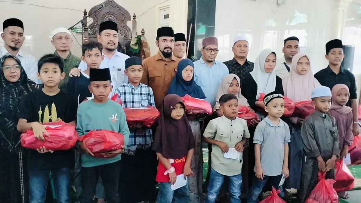 Bupati Aceh Timur, Iskandar Usman Al-Farlaky, menyantuni seluruh anak yatim yang dilaksanakan di Masjid Desa Senebok Baro, Kecamatan Ranto Peureulak, Kabupaten Aceh Timur, Rabu (18/3/2026). 