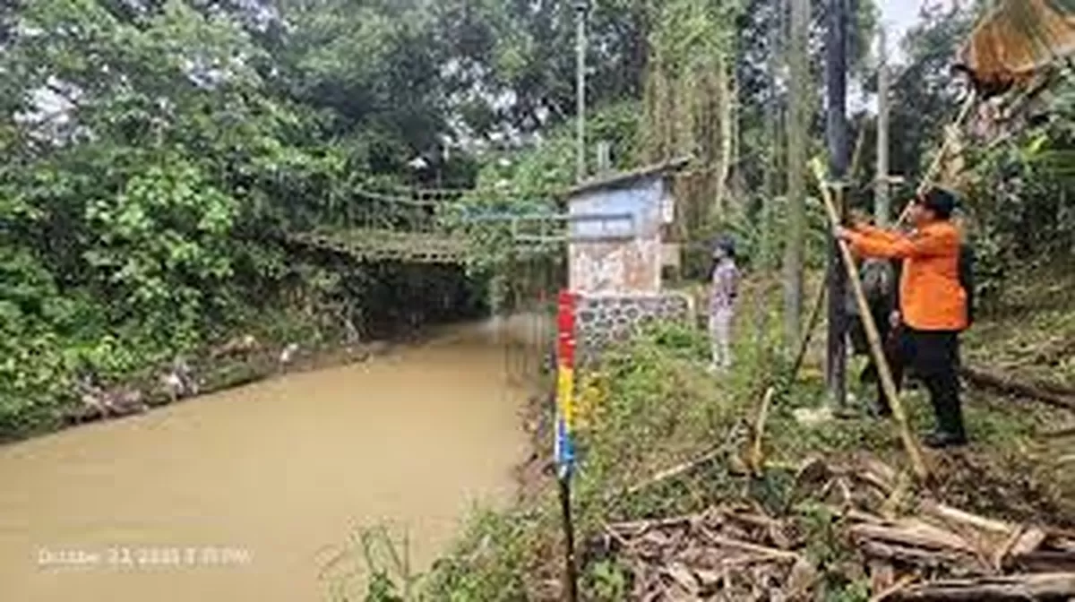 Pemasangan alat deteksi dini banjir oleh BNPB