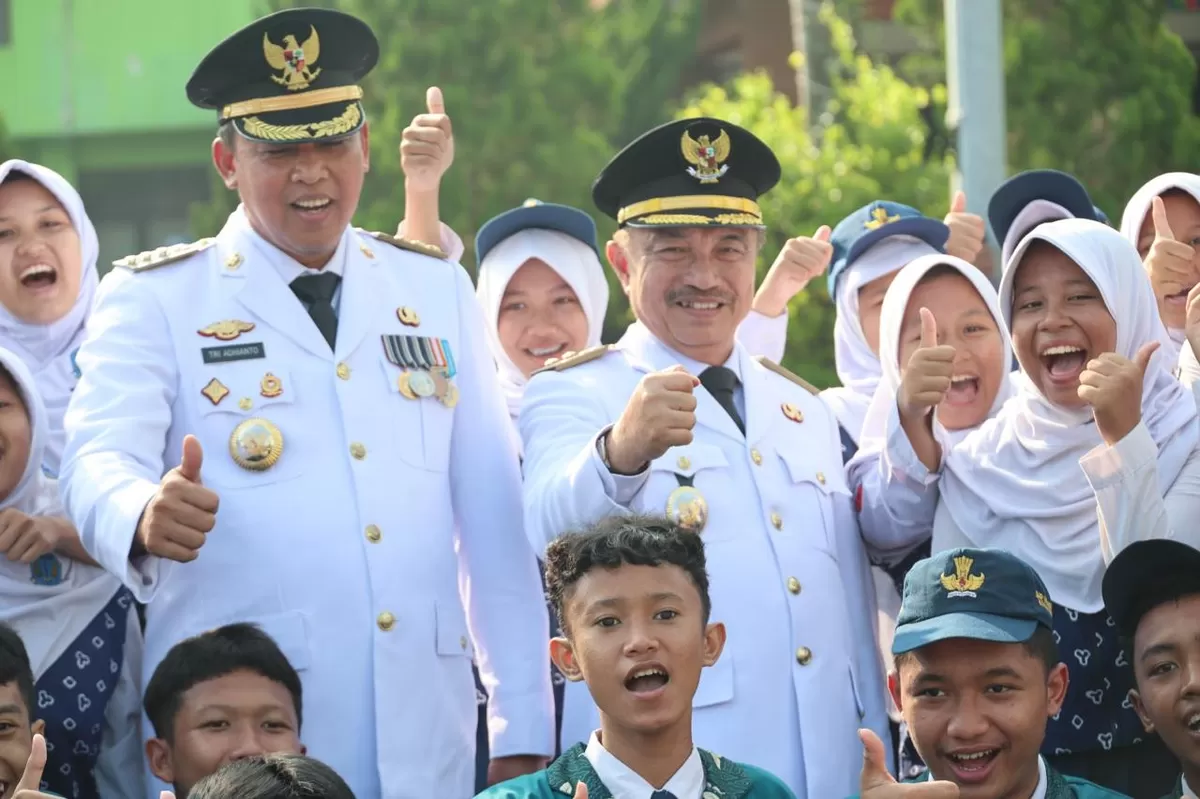 Wakil Wali Kota Bekasi Abdul Harris Bobihoe bertindak sebagai inspektur upacara, mewakili Wali Kota Tri Adhianto.