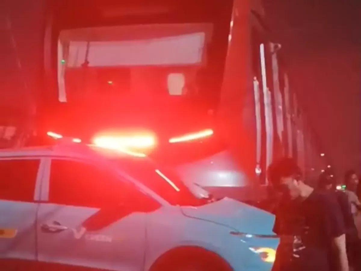 Mobil taksi yang tersangkut diduga penyebab terjadinya tabrakan antara KJJ dan KRL