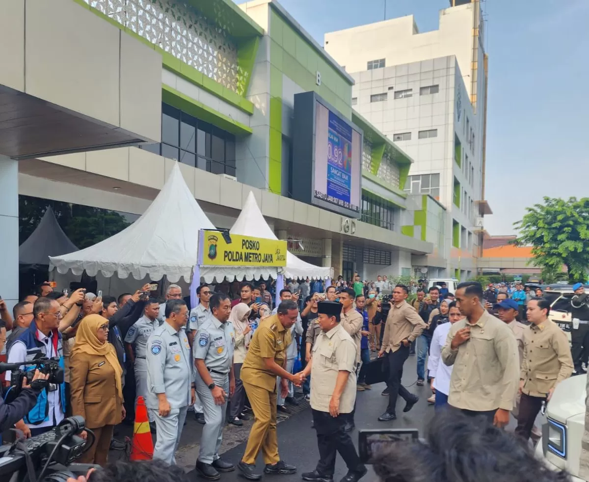 Wali Kota Bekasi Tri Adhianto menyambut presiden Prabowo di RSUD CAM