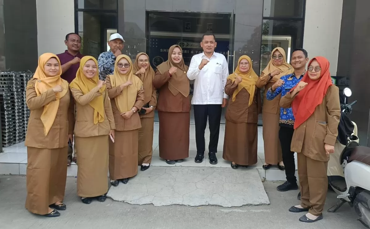 Kadisdik Kabupaten Bekasi, Imam Faturochman (tengah), bersama kepala sekolah dan para guru SMP Negeri 6 Tambun Utara saat meninjau langsung pelaksanaan Tes Kemampuan Akademik (TKA) berbasis computer.
