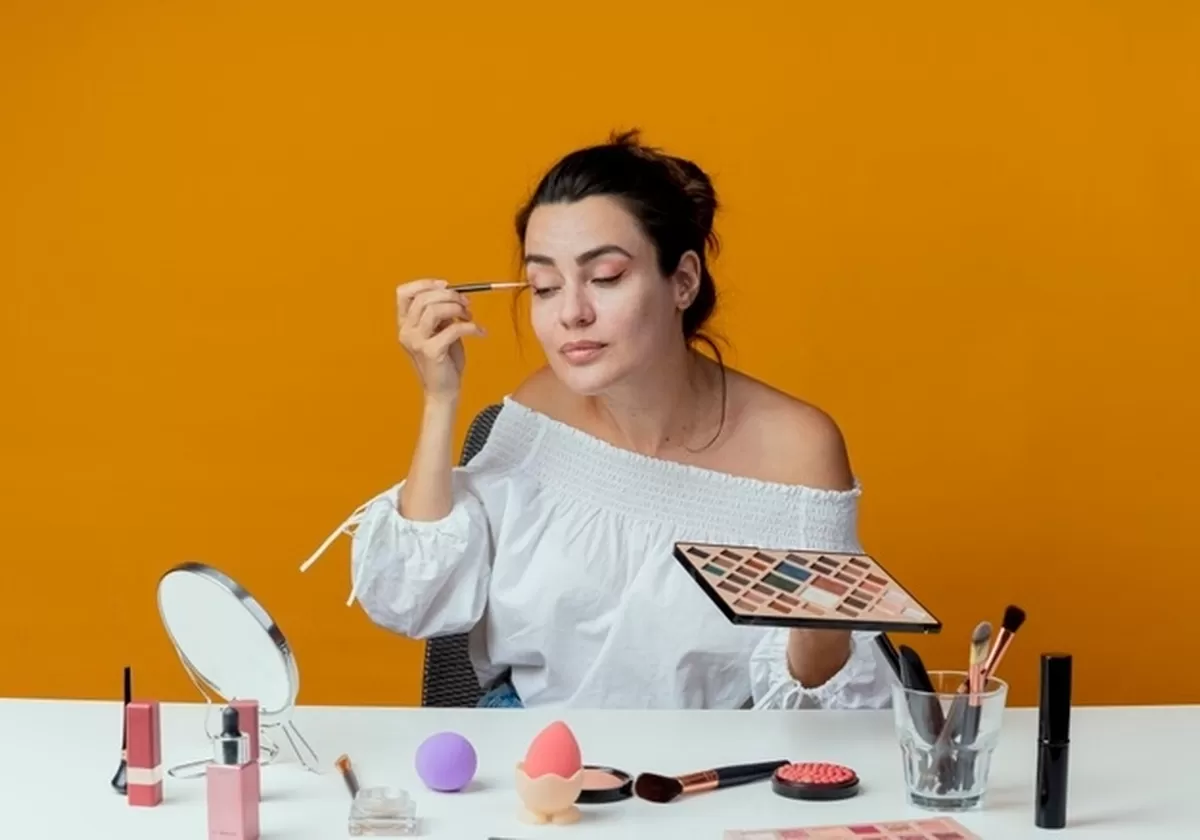 Ilustrasi: Studi menunjukkan, perempuan yang memakai makeup mendapat gaji rata-rata 20% lebih tinggi daripada yang tidak merias wajah. (Freepik/Stockking)