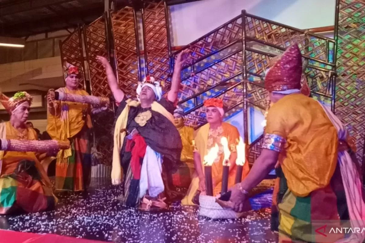 Pertunjukan tarian Bissu Bone pada pertemuan akbar para wija (keturunan) Raja Bone ke-XVI La Patau Matanna Tikka yang digelar di Watampone, Kabupaten Bone, Sulawesi Selatan, Sabtu malam (20/11/2021). ANTARA/Nur Suhra Wardyah