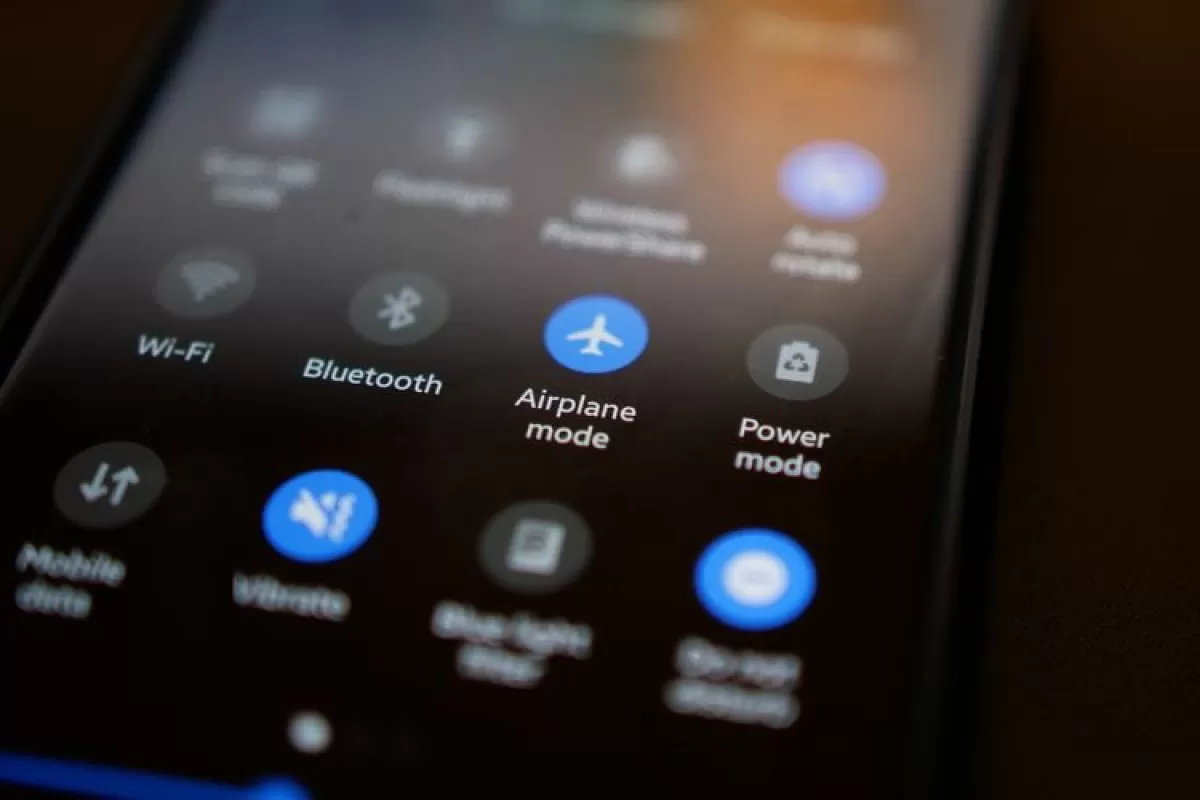 Ilustrasi: Mengaktifkan airplane mode saat terbang di atas pesawat masih jadi keharusan, konsekuensinya pun bertambah. (UNSPLASH/Sten Ritterfeld)
