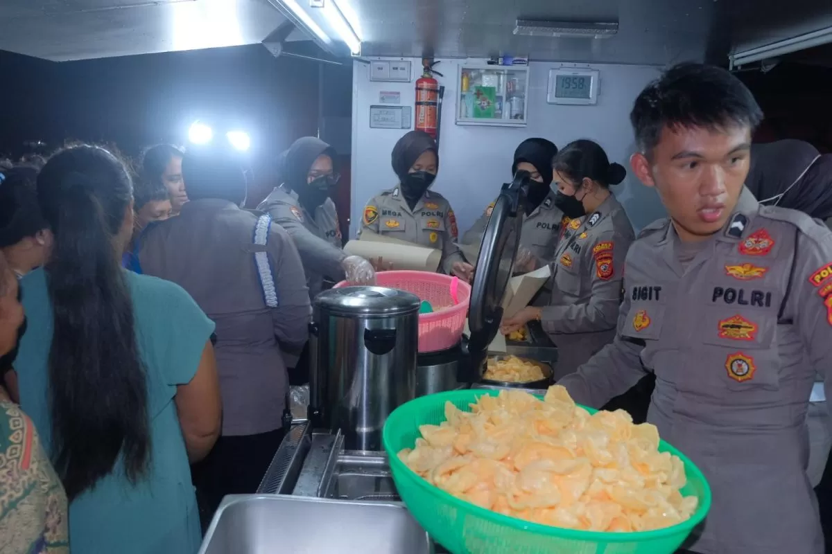 Anggota Polri tengah menyiapkan makanan di kendaraan dapur lapangan untuk para korban banjir di Desa Karangligar, Karawang. ANTARA/HO-Polda Jabar