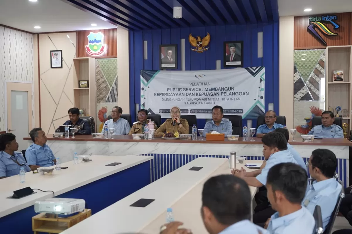 Acara Pelatihan Public Service bagi pegawai Perumda Tirta Intan di Aula Kantor Pusat, Jalan Raya Bayongbong, Kecamatan Cilawu, Senin (12/1/2026).