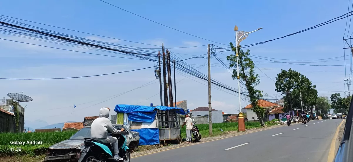 Tiang-tiang internet yang dipasang di Jl. Sudirman Garut nampak bertumpuk di satu titik lokasi. Sementara kabel-kabelnya membentang di sepanjang jalan menambah aura kesemrawutan Kota Garut. (ft: asep ahmad)