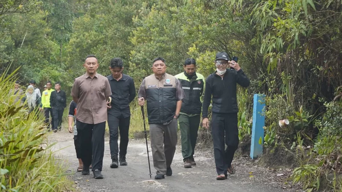Bupati Garut, Abdusy Syakur, melakukan monitoring langsung ke objek wisata Taman Wisata Alam (TWA) Talaga Bodas di Desa Sukamenak, Kecamatan Wanaraja, Kabupaten Garut, Sabtu (03/01/2026). (Foto: Muhamad Azi Zulhakim/Diskominfo Kab. Garut)