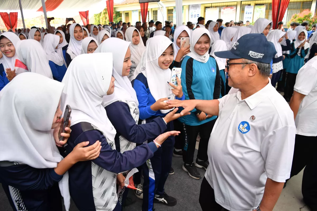 Menteri Dikdasmen RI Abdul Muti saat menyapa san memyalami siswa sekolah di Garut (Foto : Irwan/RRI)