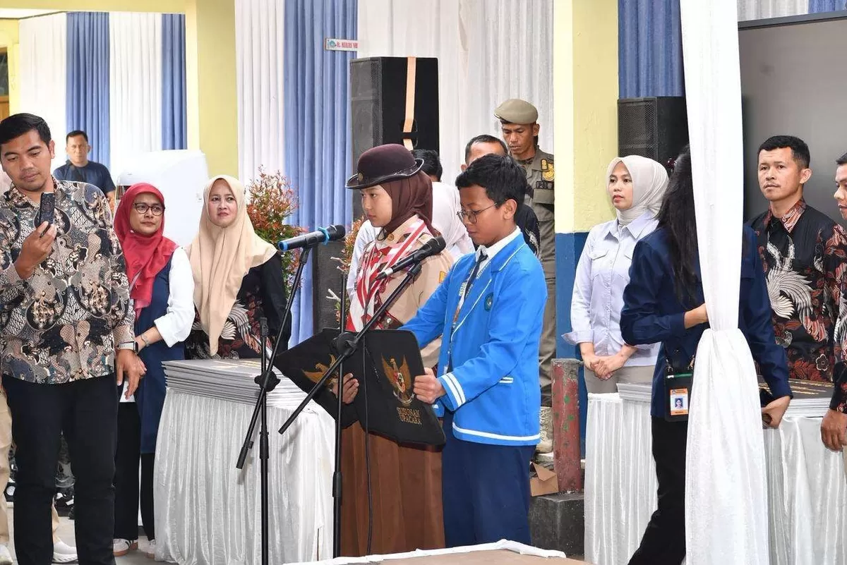 Siswa di Garut deklarasi dan ikrar Gerakan Rukun Sama Teman yang disaksikan Menteri Dikdasmen (Foto: Kemendikdasmen)
