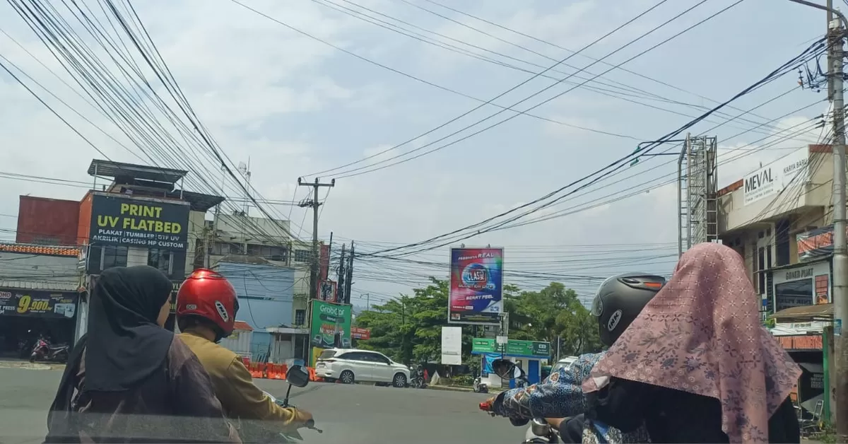 Tiang-tiang dan kabel listrik dan internet di Perempatan jalan trafick light  Maktal di Jalan Cimanuk nampak merusak pemandangan dan ketertiban. Kabel-kabel yang menempel pada tiang nampak 