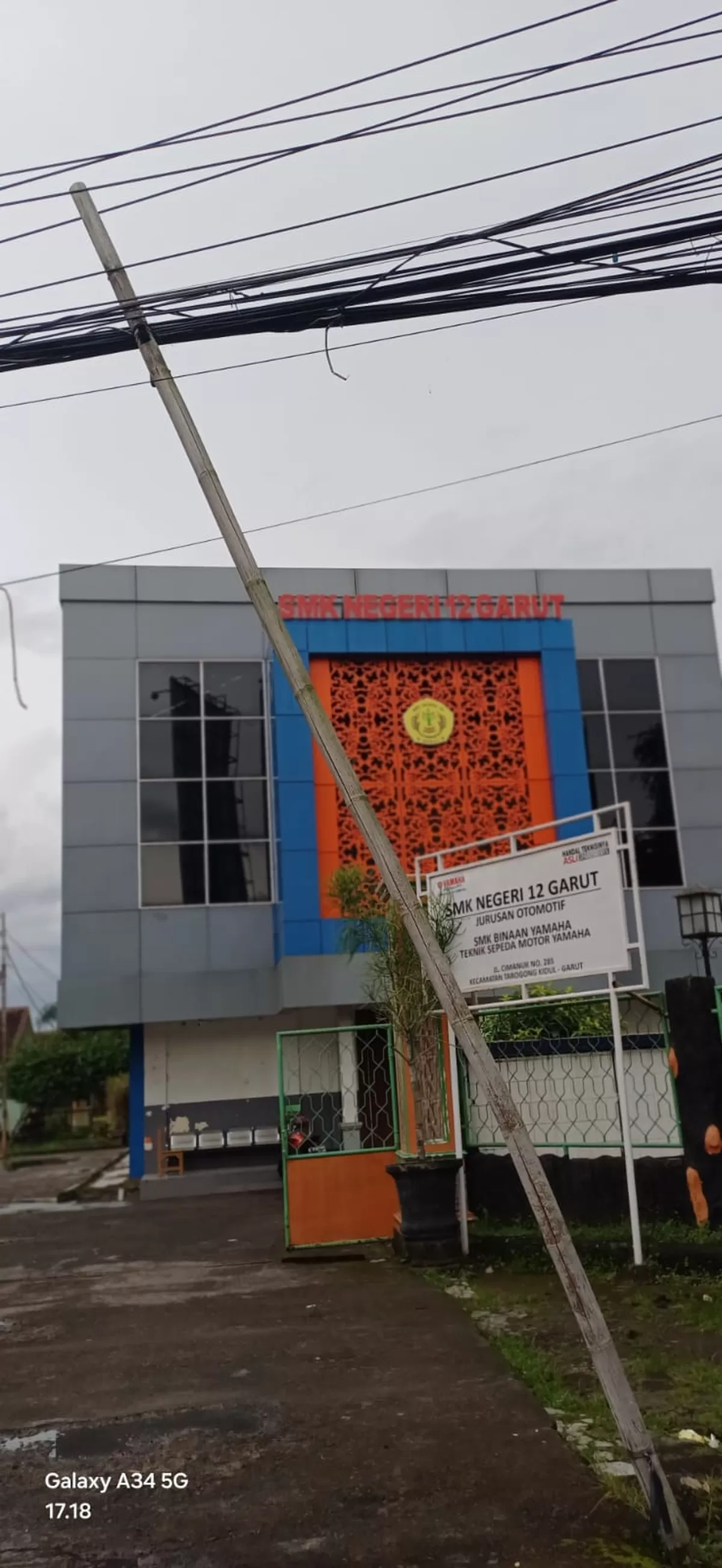 Bambu Tua di depan SMAN 12 Garut menopang sekitar puluhan kabel internet yang membentang di depan gerbang sekolah yang terletak di sekitar persimpangan Simlim (Simpang Lima) Kabupaten Garut. (Ft: asep ahmad)