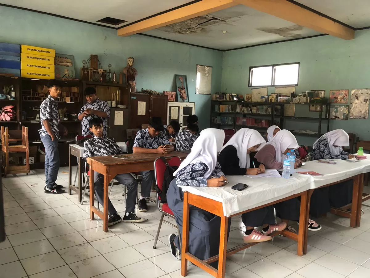 Gerbang Literasi Masyarakat Perjuangkan Keadilan (GLMPK) menyalurkan bantuan berupa kursi belajar kepada siswa SMA YBHM. (Foto : Istimewa locusonline.co)