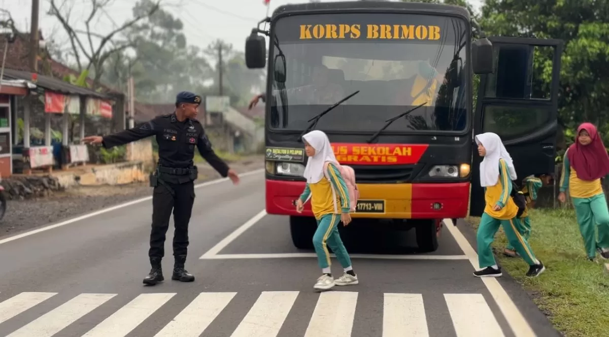 Program bus sekolah gratis Brimob. Foto Istimewa