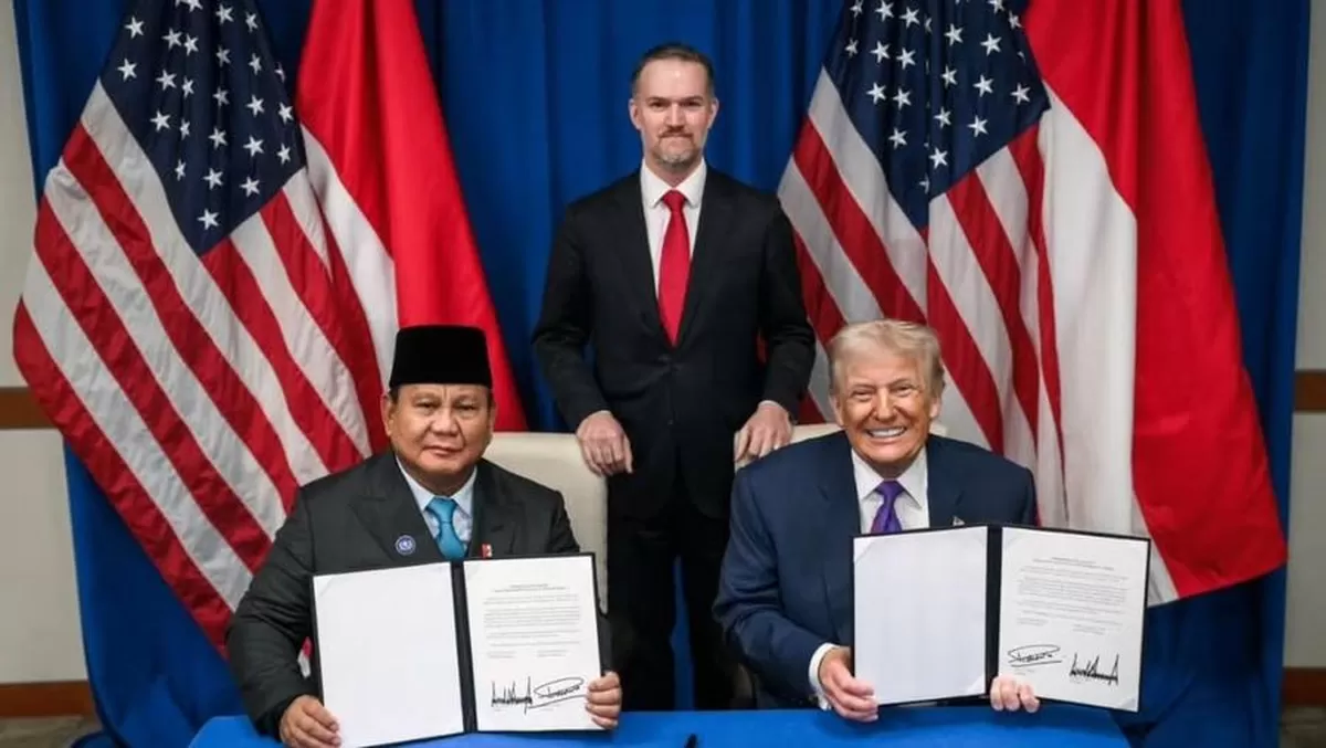 Foto: Presiden Prabowo Subianto dan Presiden AS Donald Trump resmi menandatangani tarif perdagangan resiprokal kedua negara. Salah satu isinya ialah mengenakan tarif dagang 0% untuk sejumlah produk, Kamis (19/2/2026). (Dok. Media Sosial Sekretariat Kabinet)