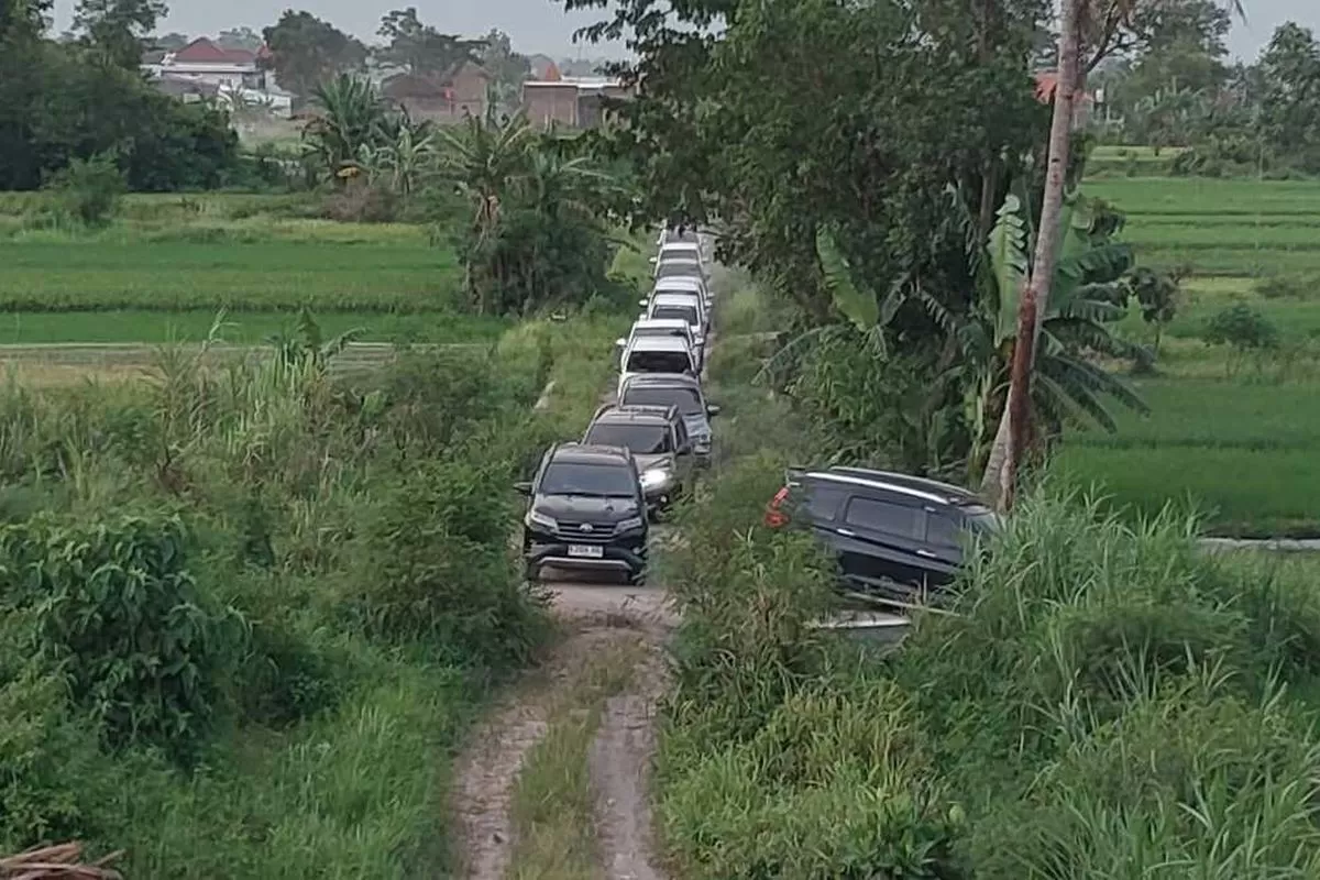 Kendaraan para pemudik melintasi jalan area persawahan di Tamanmartani, Kalasan, Kabupaten Sleman setelah mengikuti google map menuju GT Purwomartani. Mereka mengikuti google map untuk menghindari kepadatan arus lalu lintas di Jalan Yogya-Solo.(KOMPAS.COM/YUSTINUS WIJAYA KUSUMA)