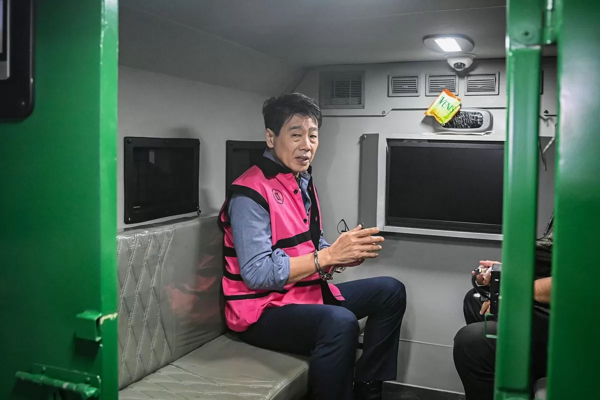 Pemilik PT Asmin Koalindo Tuhup (AKT), Samin Tan duduk di dalam mobil tahanan usai menjalani pemeriksaan di Kejaksaan Agung, Jakarta, Sabtu (28/3/2026). Kejaksaan Agung menetapkan pemilik PT Asmin Koalindo Tuhup (AKT), Samin Tan sebagai tersangka kasus dugaan tindak pidana korupsi penyimpangan dalam pengelolaan pertambangan batu bara di Kabupaten Murung Raya, Kalimantan Tengah karena tetap melakukan penambangan dan penjualan hasil tambang meskipun izin telah dicabut sejak 2017. (ANTARA FOTO/Sulthony Hasanuddin)