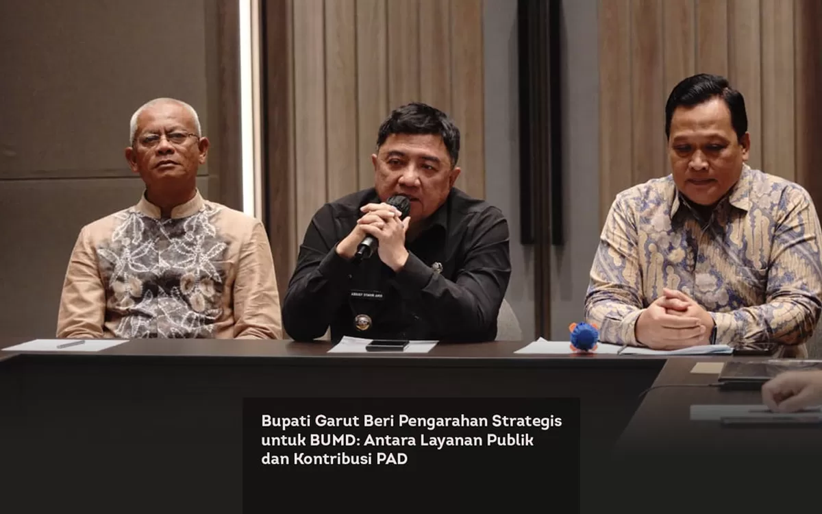 Bupati Garut, Abdusy Syakur Amin, memberikan pengarahan dalam kegiatan Pembinaan terhadap Direksi dan Dewan Pengawas/Komisaris pada BUMD di lingkungan Kabupaten Garut, yang bertempat di Ballroom Hotel Mercure Garut, Jalan Guntur, Kecamatan Garut Kota, Kabupaten Garut, Kamis (13/3/2026). ‎(Foto: Moch Ahdiansyah/ Diskominfo Kab. Garut)
