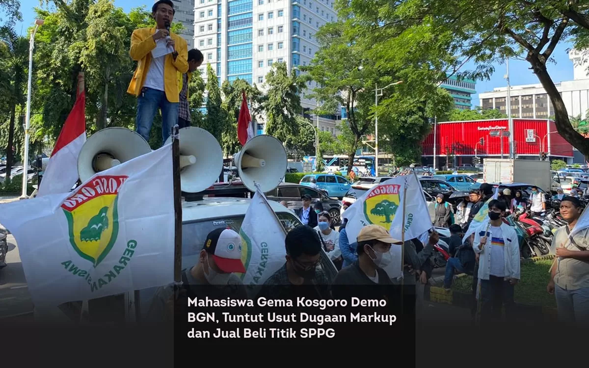 Puluhan mahasiswa yang tergabung dalam Gerakan Mahasiswa (Gema) Kosgoro menggelar aksi unjuk rasa di depan kantor Badan Gizi Nasional (BGN) pada Senin (16/3). Foto: bernasindonesia.com