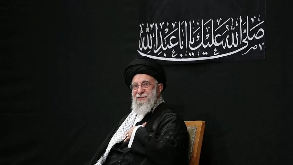 Foto: Pemimpin Tertinggi Iran Ayatollah Ali Khamenei menghadiri upacara untuk memperingati Asyura, hari paling suci dalam kalender Muslim Syiah, di Teheran, Iran, 5 Juli 2025. (via REUTERS/Office of the Iranian Supreme Le)