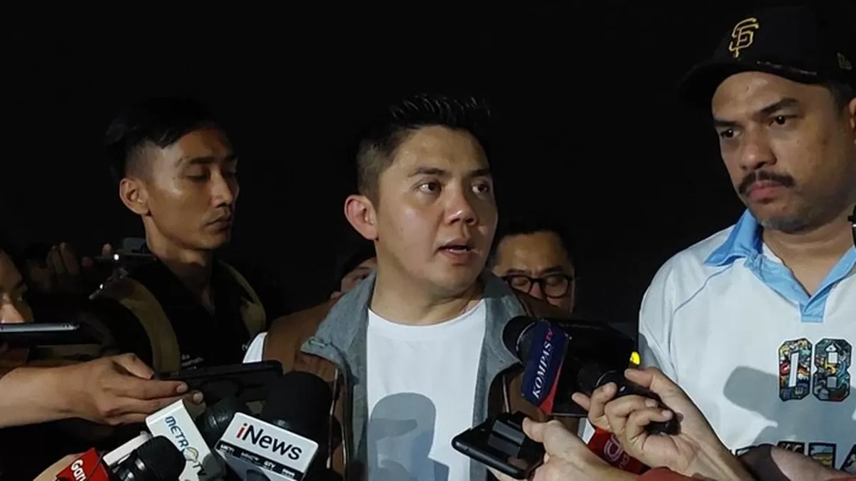 Foto: Seskab Teddy Indra Wijaya saat meninjau bazar rakyat di Monas (Rumondang/detik)