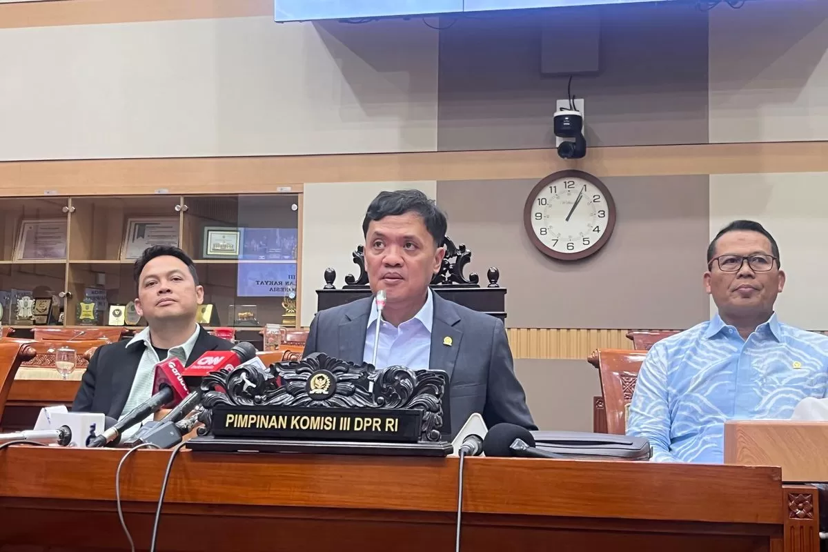 Ketua Komisi III DPR Habiburokhman dalam jumpa pers di Gedung DPR, Senayan, Jakarta, Rabu (1/4/2026). (KOMPAS.com/ADHYASTA DIRGANTARA)