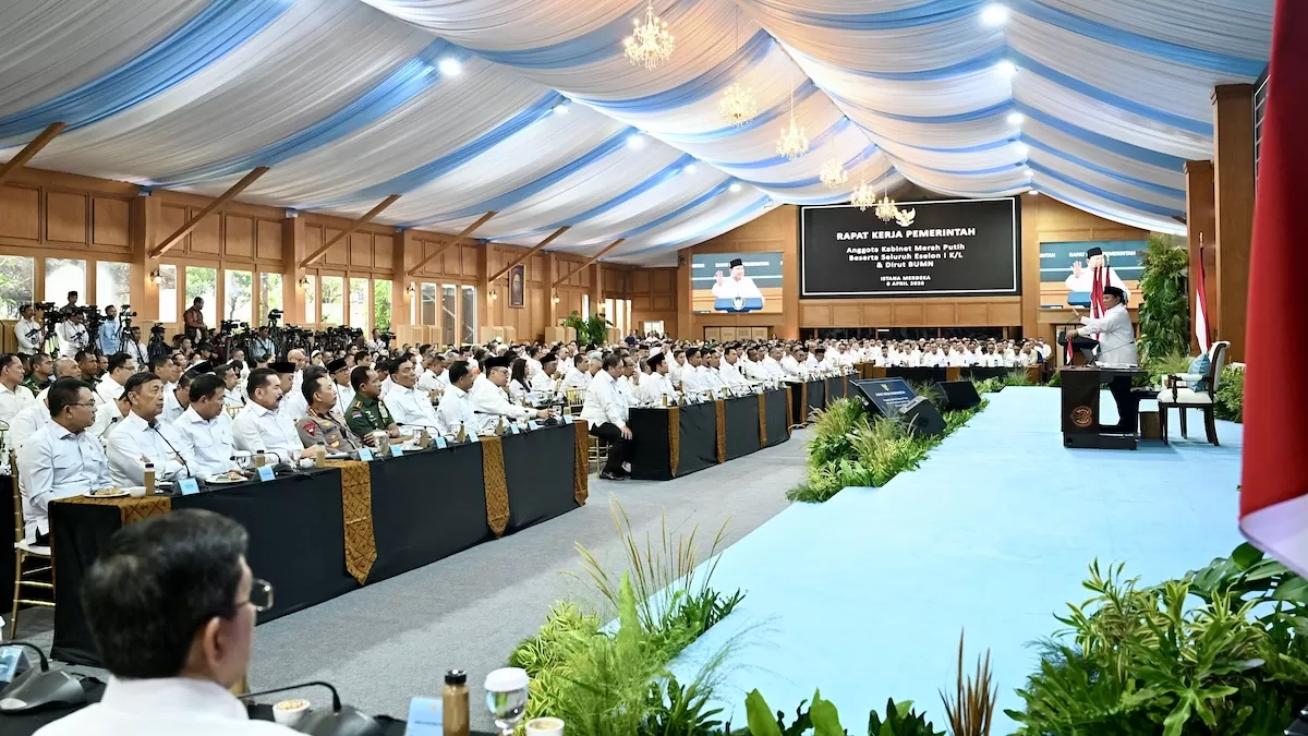 Presiden Prabowo Subianto menggelar Rapat Kerja Pemerintah bersama anggota Kabinet Merah Putih, seluruh pejabat Eselon I kementerian/lembaga, serta Direktur Utama BUMN di kompleks Istana Kepresidenan Jakarta, pada Rabu, 8 April 2026. Foto: BPMI Setpres.