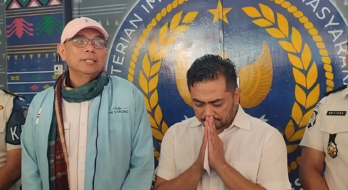 Amsal Christy Sitepu, videografer yang menjadi terdakwa dalam kasus korupsi profil desa, Karo, menghirup udara bebas, Selasa (31/3/2026).(Tribun Medan/Anugrah Nasution)