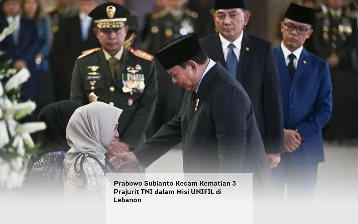 Presiden Prabowo Subianto (ketiga kanan) didampingi Menteri Pertahanan Sjafrie Sjamsoeddin (kedua kanan), Menlu Sugiono (kanan) dan Panglima TNI Jenderal TNI Agus Subiyanto (keempat kanan) mengucapkan bela sungkawa kepada keluarga jenazah personel penjaga perdamaian yang tergabung dalam United Nations Interim Force in Lebanon (UNIFIL) di VIP Room Terminal 3 Bandara Soekarno-Hatta, Tangerang, Banten, Sabtu (4/4/2026). [foto:antara]